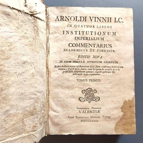 Arnoldi Vinnii I.C. in Quatuor Libros Institutionum Imperialium Commentarius Academicus et Forensis. Editio nova in usum Hispànae Juventutis Adornata. Tomus Primus. 